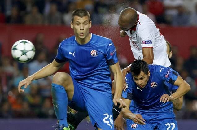 Fußball, CL, FC Sevilla - Dinamo Zagreb Sevilla s French striker Steven N Zonzi (R, up) goes for a header against Dinamo s players Filip Bnkovic (L) and Leonardo Sigali during the UEFA Champions league 4th round groups phase match between Sevilla and Dinamo Zagreb at Ramon Sanchez Pizjuan stadium in Seville, Andalusia, Spain, 02 November 2016. SEVILLA VS. DINAMO ZAGREB !ACHTUNG: NUR REDAKTIONELLE NUTZUNG!  SEV001 20161102-636137231156230982