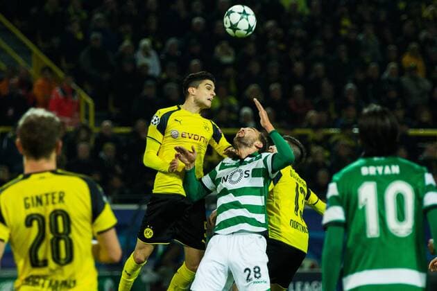 GER, Champions League, Borussia Dortmund vs Sporting Lissabon 02.11.2016, Signal Iduna Park, Dortmund, GER, Champions League, Borussia Dortmund vs Sporting Lissabon, im Bild picture shows: Marc Bartra (BVB 5) im Duell mit Bas Dost (Sporting 28), nordphotox xRauch