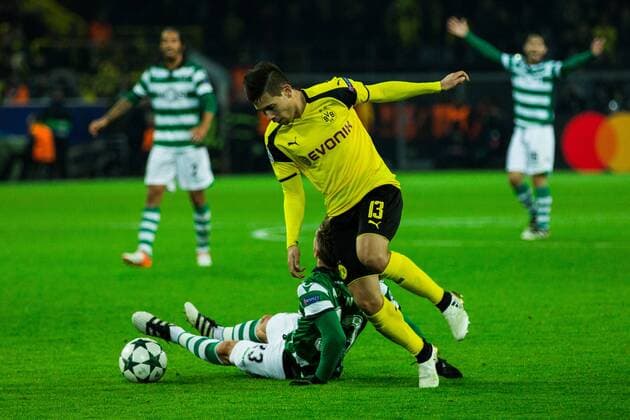 Bilder des Tages - SPORT GER, Champions League, Borussia Dortmund vs Sporting Lissabon 02.11.2016, Signal Iduna Park, Dortmund, GER, Champions League, Borussia Dortmund vs Sporting Lissabon, im Bild picture shows: RaphaÃ«l Guerreiro (BVB 13) foult Adrien Silva (Sporting 23), nordphotox xRauch