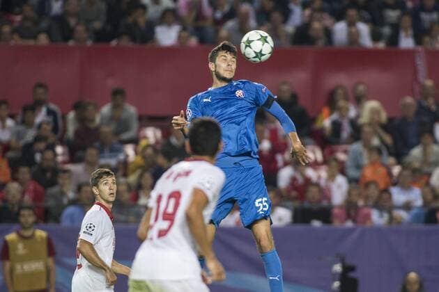 Fußball, CL, FC Sevilla - Dinamo Zagreb November 2, 2016 - Seville, Spain - Dino Peric of Dinamo Zagreb vies for the ball during the UEFA Champions League Group H soccer match between Sevilla FC and GNK Dinamo Zagreb at Estadio Ramon Sanchez Pizjuan Soccer 2016 - Sevilla FC vs GNK Dinamo Zagreb - ZUMAa142 20161102_zap_a142_034