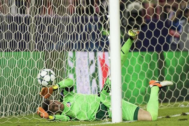 November 2, 2016 - Seville, Spain - Dominik Livakovic of Dinamo Zagreb cannot save the goal scored by Steven N Zonzi of Sevilla during the UEFA Champions League Group H soccer match between Sevilla FC and GNK Dinamo Zagreb at Estadio Ramon Sanchez Pizjuan Soccer 2016 - Sevilla FC vs GNK Dinamo Zagreb - ZUMAa142 20161102_zap_a142_035