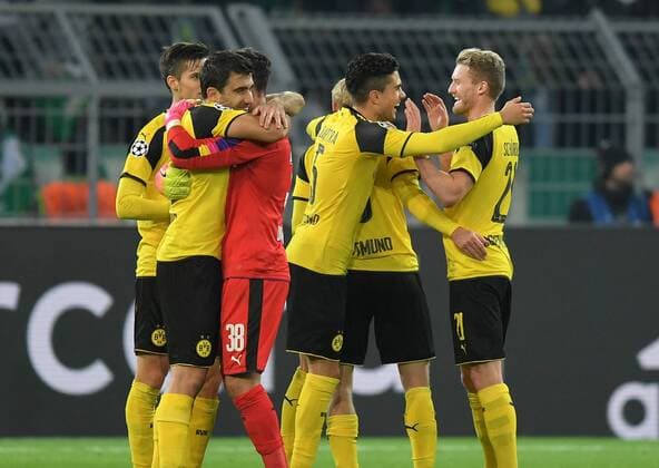 02.11.2016, Fussball UEFA Champions League 2016 17, Vorrunde, 4. Spieltag, Borussia Dortmund - Sporting Lissabon, Jubel nach dem Abpfiff, (v.re.), Andre Schuerrle, Andre Schürrle (Borussia Dortmund), Sebastian Rode (Borussia Dortmund), Marc Bartra (Borussia Dortmund), Torwart Roman Buerki, Roman Bürki (Borussia Dortmund), Sokratis (Borussia Dortmund), Julian Weigl (Borussia Dortmund)
