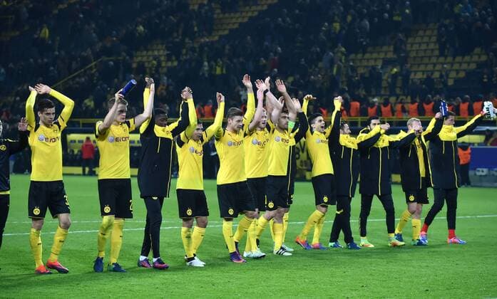 02.11.2016, Fussball UEFA Champions League 2016 17, Vorrunde, 4. Spieltag, Borussia Dortmund - Sporting Lissabon, Dortmunds Spieler feiern den Sieg mit einer La Ola Welle