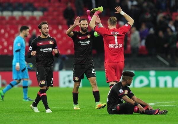 Fußball, CL, Tottenham Hotspur - Bayer Leverkusen Football - 2016 2017 UEFA Champions League - Group E: Tottenham Hotspur vs. Bayer Leverkusen Goalkeeper Bernd Leno and Omar Toprak of Bayer 04 Leverkusen celebrate at the final whistle at Wembley. COLORSPORT ANDREW COWIE 