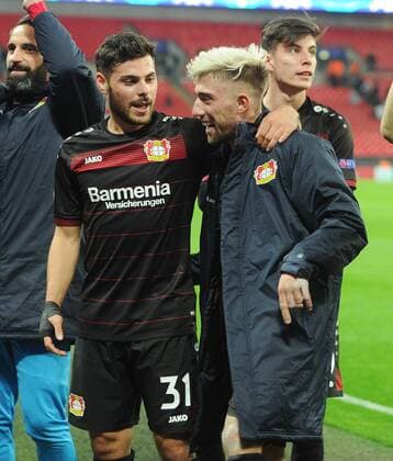 Fußball, CL, Tottenham Hotspur - Bayer Leverkusen Football - 2016 2017 UEFA Champions League - Group E: Tottenham Hotspur vs. Bayer Leverkusen Kevin Volland and goalscorer, Kevin Kampl of Bayer 04 Leverkusen celebrate with the fans after the match at Wembley. COLORSPORT ANDREW COWIE 