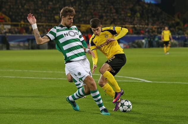 02.11.2016, Fussball Champions-League 2016 2017, Vorrunde 4.Spieltag, Borussia Dortmund - Sporting Lissabon, im Signal-Iduna-Park Dortmund. v.l. Sebastian Coates (Sporting Lissabon) gegen Christian Pulisic (Dortmund) 