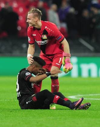 Fußball, CL, Tottenham Hotspur - Bayer Leverkusen Football - 2016 2017 UEFA Champions League - Group E: Tottenham Hotspur vs. Bayer Leverkusen Goalkeeper Bernd Leno and Wendall of Bayer 04 Leverkusen celebrate after the match at Wembley. COLORSPORT ANDREW COWIE 