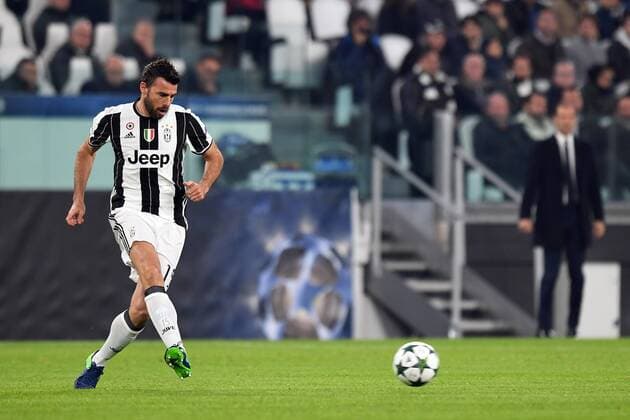 02.11.2016. Juventus Stadium, Turin, Italy. Champions League Football. Juventus versus Olympique Lyonnais. Andrea Barzagli plays the ball xPierpaoloxPiciuccox  ActionPlus11806969