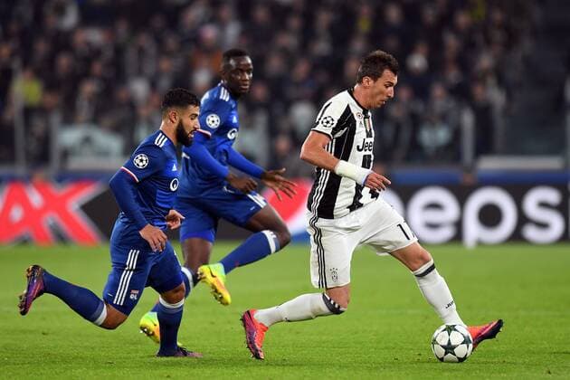 02.11.2016. Juventus Stadium, Turin, Italy. Champions League Football. Juventus versus Olympique Lyonnais. Mario Mandzukic is chased by Alexandre Lacazette xPierpaoloxPiciuccox  ActionPlus11806974