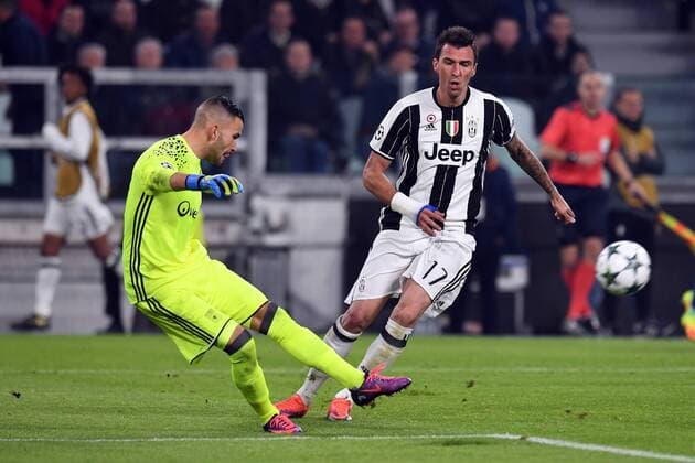 02.11.2016. Juventus Stadium, Turin, Italy. Champions League Football. Juventus versus Olympique Lyonnais. Anthony Lopes clears the ball upfield as Mario Mandzukic closes down xPierpaoloxPiciuccox  ActionPlus11806978