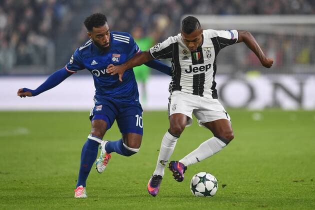 02.11.2016. Juventus Stadium, Turin, Italy. Champions League Football. Juventus versus Olympique Lyonnais. Alex Sandro shields the ball from Alexandre Lacazette xPierpaoloxPiciuccox  ActionPlus11806984