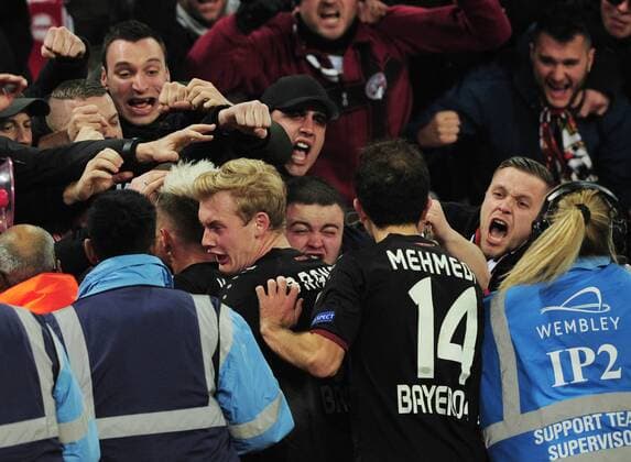 Fußball, CL, Tottenham Hotspur - Bayer Leverkusen Football - 2016 2017 UEFA Champions League - Group E: Tottenham Hotspur vs. Bayer Leverkusen Kevin Kampl of Bayer 04 Leverkusen celebrates his goal with team mates with the fans at Wembley. COLORSPORT ANDREW COWIE 