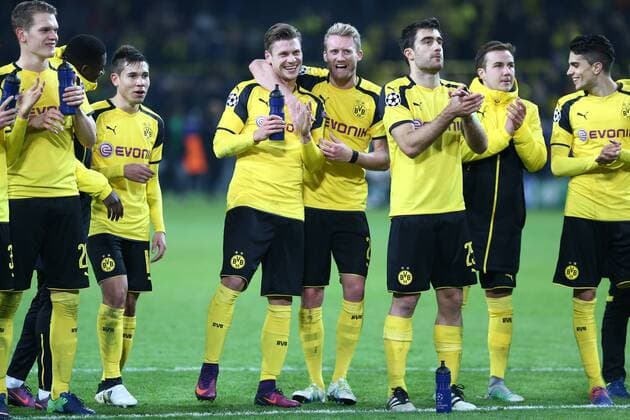 Mittwoch 02.11.2016, Saison 2016 2017, UEFA Champions League, Vorrunde Gruppenphase, 4. Spieltag im Dortmunder Signal Iduna Park, BVB 09 Borussia Dortmund - Sporting CP Lissabon, Dortmunder Jubel nach Abpfiff: Matthias Ginter (BVB), Raphael Guerreiro (BVB), Lukasz Piszczek (BVB) mit Andre Schuerrle (BVB), Sokratis Papastathopoulos (BVB), Mario Goetze (BVB), Marc Bartra (BVB), v.l.