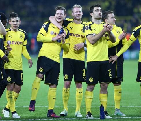 Mittwoch 02.11.2016, Saison 2016 2017, UEFA Champions League, Vorrunde Gruppenphase, 4. Spieltag im Dortmunder Signal Iduna Park, BVB 09 Borussia Dortmund - Sporting CP Lissabon, Dortmunder Jubel nach Abpfiff: Raphael Guerreiro (BVB), Lukasz Piszczek (BVB) mit Andre Schuerrle (BVB), Sokratis Papastathopoulos (BVB) und Mario Goetze (BVB), v.l.