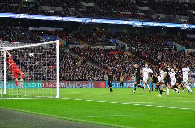 Bilder des Tages - SPORT 02.11.2016. Wembley, London, England. UEFA Champions League Football. Tottenham Hotspur versus Bayer Leverkusen. Tottenham Hotspur Defender Eric Dier s free kick hits the Bayer Leverkusen bar xMarkxKertonx  ActionPlus11807013