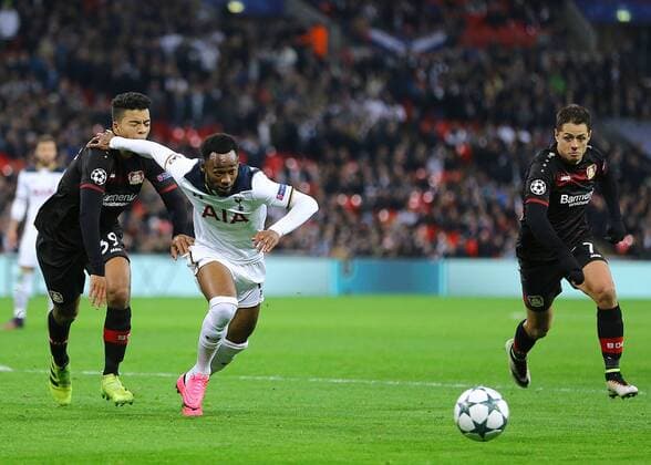02.11.2016. Wembley, London, England. UEFA Champions League Football. Tottenham Hotspur versus Bayer Leverkusen. Tottenham Hotspur Midfielder Moussa Sissoko beats Bayer Leverkusen Midfielder Benjamin Henrichs and Bayer Leverkusen Forward Javier Hern& xe1;ndez as he chases a loose ball down in the Bayer Leverkusen area xMarkxKertonx  ActionPlus11807014