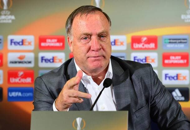 Bilder des Tages - SPORT Fenerbahce s Dutch Coach Dick Advocaat attend a press conference PK Pressekonferenz following a training session in Istanbul, Turkey, 02 November 2016. Fenerbahce will face Manchester United ManU in a UEFA Europa League Group a match on 03 November 2016. 