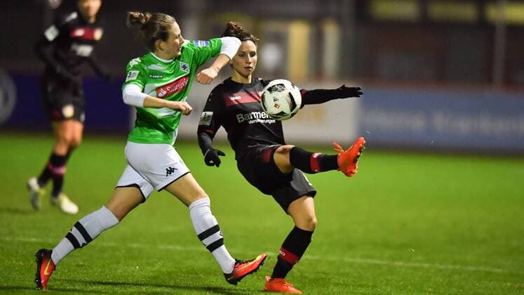 Mona Lohmann (Borussia Mönchengladbach) (7) versucht Jessica Wich (Bayer 04 Leverkusen) (7) zu stoppen, Allianz Frauen-Bundesliga : Bayer 04 Leverkusen - Borussia Mönchengladbach, xmkx