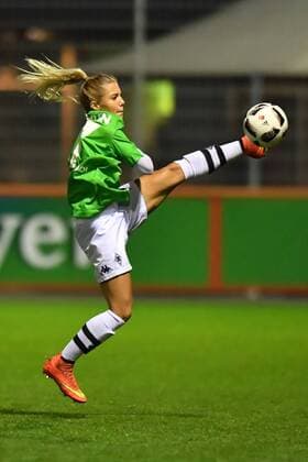 Bilder des Tages - SPORT Vanessa Wahlen (Borussia Mönchengladbach) (17) stoppt Ball artistisch in der Luft - gestrecktes Beij, Allianz Frauen-Bundesliga : Bayer 04 Leverkusen - Borussia Mönchengladbach, xmkx