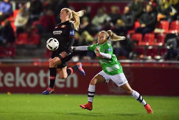 Rachel Rinast (Bayer 04 Leverkusen) (31) nimmt den Ball in der Luft vor Vanessa Wahlen (Borussia Mönchengladbach) (17), Allianz Frauen-Bundesliga : Bayer 04 Leverkusen - Borussia Mönchengladbach, xmkx