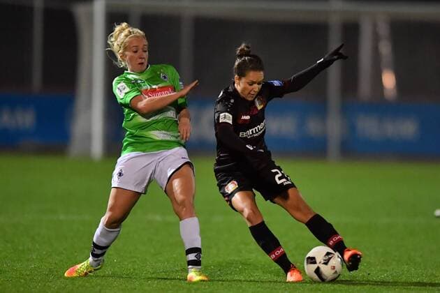 Madeline Gier (Borussia Mönchengladbach) (25) im Duell Francesca Weber (Bayer 04 Leverkusen) (21), Allianz Frauen-Bundesliga : Bayer 04 Leverkusen - Borussia Mönchengladbach, xmkx