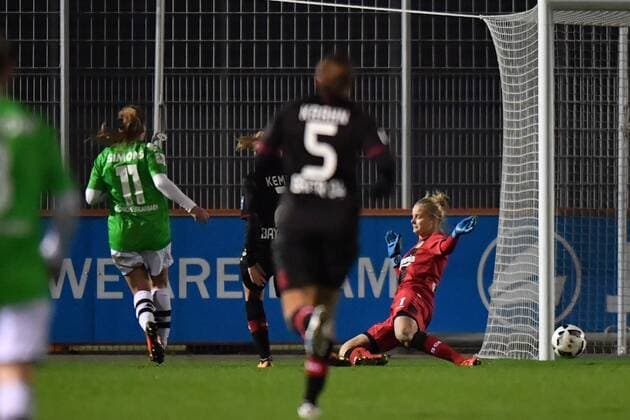 Kelly Simons (Borussia Mönchengladbach) (11) schiesst Anna Klink (Bayer 04 Leverkusen) (1) durch die Beine zum 0:1, Allianz Frauen-Bundesliga : Bayer 04 Leverkusen - Borussia Mönchengladbach, xmkx