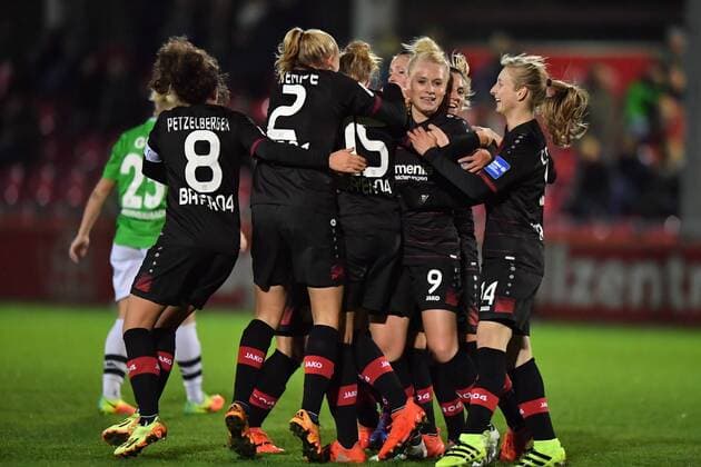 Jubel, Freuen, celebrate, happy, cheer , Goal Celebration Bayer 04 Leverkusen zum Treffer zum 2:1 in der 90sten Minute, Allianz Frauen-Bundesliga : Bayer 04 Leverkusen - Borussia Mönchengladbach, xmkx