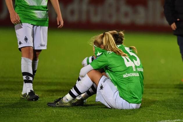 Trauer bei Borussia Mönchengladbach Pauline Dallmann (Borussia Mönchengladbach) (4) Sandra Starmanns (Borussia Mönchengladbach) (5) nach 2:1 Niederlage gegen Bayer 04 Leverkusen, Allianz Frauen-Bundesliga : Bayer 04 Leverkusen - Borussia Mönchengladbach, xmkx