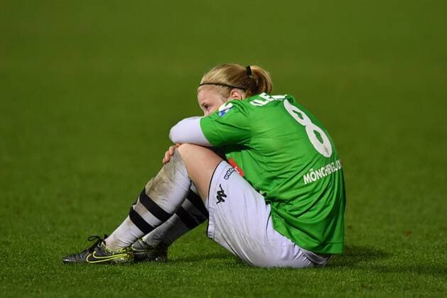 Nadja Kleinikel (Borussia Mönchengladbach) (8) am Boden zerstört nach 2:1 Niederlage, Allianz Frauen-Bundesliga : Bayer 04 Leverkusen - Borussia Mönchengladbach, xmkx