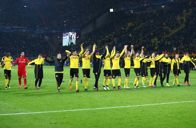 Mittwoch 02.11.2016, Saison 2016 2017, UEFA Champions League, Vorrunde Gruppenphase, 4. Spieltag im Dortmunder Signal Iduna Park, BVB 09 Borussia Dortmund - Sporting CP Lissabon, Dortmunder Jubel nach Abpfiff vor der Fankurve Welle: Adrian Ramos (BVB), Roman Büerki (Torwart, BVB), Emre Mor (BVB), Felix Passlack (BVB), Julian Weigl (BVB), Matthias Ginter (BVB), Ousmane Dembele (BVB), Raphael Guerreiro (BVB), Lukasz Piszczek (BVB), Andre Schuerrle (BVB), Sokratis Papastathopoulos (BVB), Mario Goetze (BVB), Marc Bartra (BVB), Gonzalo Castro (BVB), Nuri Sahin (BVB), Sebastian Rode (BVB), Roman Weidenfeller (Torwart, BVB), v.l.