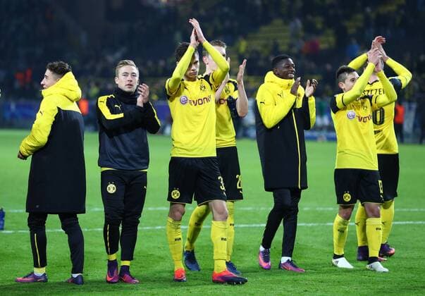 Mittwoch 02.11.2016, Saison 2016 2017, UEFA Champions League, Vorrunde Gruppenphase, 4. Spieltag im Dortmunder Signal Iduna Park, BVB 09 Borussia Dortmund - Sporting CP Lissabon, Dortmunder Jubel nach Abpfiff vor der Fankurve Welle: Emre Mor (BVB), Felix Passlack (BVB), Julian Weigl (BVB), Matthias Ginter (BVB), Ousmane Dembele (BVB), Raphael Guerreiro (BVB) und Lukasz Piszczek (BVB), v.l.