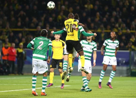 Mittwoch 02.11.2016, Saison 2016 2017, UEFA Champions League, Vorrunde Gruppenphase, 4. Spieltag im Dortmunder Signal Iduna Park, BVB 09 Borussia Dortmund - Sporting CP Lissabon, Ezequiel Schelotto (SCP), Adrian Ramos (BVB) trifft per Kopfball zum 1:0 für den BVB, Sebastian Coates (SCP), Ruben Semedo (SCP), v.l.