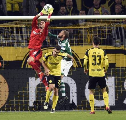Championsleague: Borussia Dortmund - Sporting Lissabon 02.11.2016. Tw. Roman Bürki (BvB) fängt vor Luc Casaignos (Sporting). Dazw. Sokratis. Vorne re: Julian Weigl (beide BvB). HM