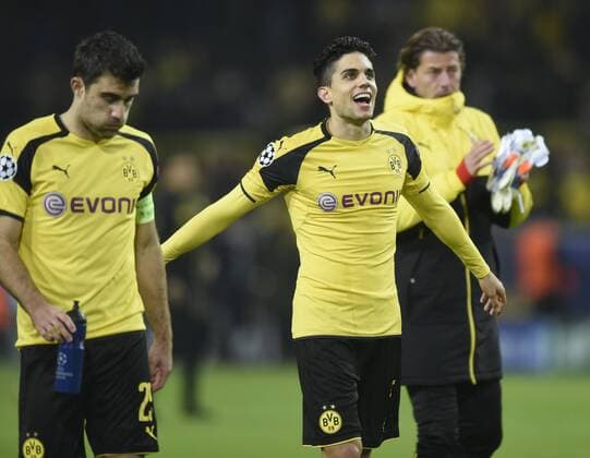 Championsleague: Borussia Dortmund - Sporting Lissabon 02.11.2016. Marc Bartra (BvB) feiert nach dem Schlußpfiff vor dem Fanblock. Li: Sokratis. Re: Roman Weidenfeller. HM