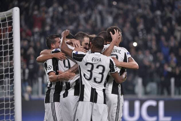 (161103) -- TURIN, Nov. 2, 2016 -- Juventus Gonzalo Higuain (C) celebrates scoring with teammates during the UEFA Champions League football match between Juventus and Lyon in Turin, Italy, Nov. 2, 2016. The match ended with a 1-1 draw. ) (SP)ITALY-TURIN-SOCCER-UEFA CHAMPIONS LEAGUE AlbertoxLingria 