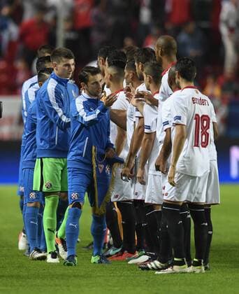 Sevilla,Spain,party belonging to the group stage in the Champions League,facing Sevilla FC - GNK Dinamo Zagreb, Players from both teams greet, November 2th,2016,PHOTO:Ccristobal Duenas  xCristobalxDuenasx xChampionsxLeaguex2016 17,xSevillaxFCx-xGNKxDinamoxZagrebx