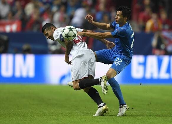 Sevilla,Spain,party belonging to the group stage in the Champions League,facing Sevilla FC - GNK Dinamo Zagreb,Vitolo player receives input from Leonardo Sigali, November 2th,2016,PHOTO:Ccristobal Duenas  xCristobalxDuenasx xChampionsxLeaguex2016 17,xSevillaxFCx-xGNKxDinamoxZagrebx