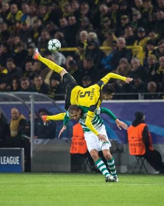 Marc Bartra (DOR) faellt ueber Bas Dost (LIS). Fussball international: UEFA Championsleague Saison 2016 2017, Gruppenspiel: Borussia Dortmund - Sporting Lissabon in Dortmund, Deutschland am 02.11.2016,