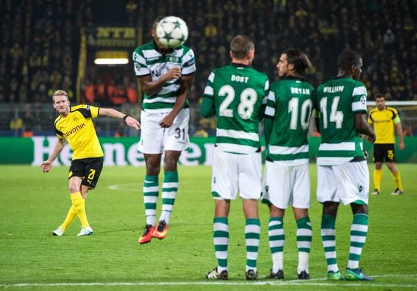 Andre Schuerrle (DOR) bei einem Freistoss gegen die Abwehrmauer von Lissabon, Marvin Zeegelaar, Bas Dost, Bryan Ruiz und William Carvalho (vl alleLIS). Fussball international: UEFA Championsleague Saison 2016 2017, Gruppenspiel: Borussia Dortmund - Sporting Lissabon in Dortmund, Deutschland am 02.11.2016,