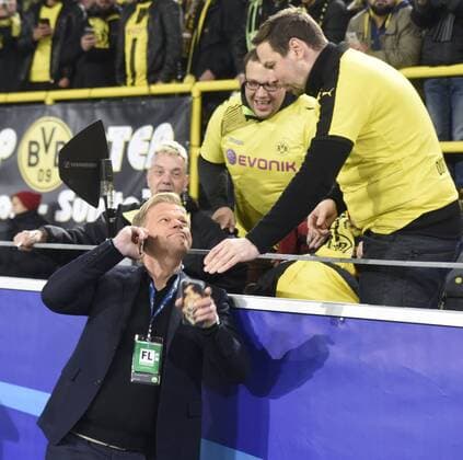 Championsleague: Borussia Dortmund - Sporting Lissabon 02.11.2016. TV-Komentator und Ex-Bayern Torwart Oliver Kahn mit Dortmunder Fans. HM