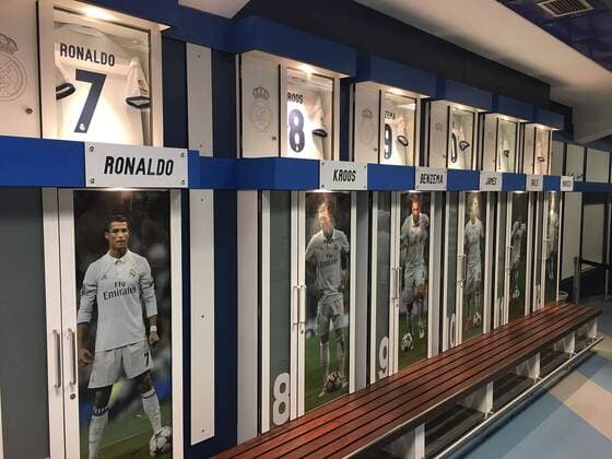 2.11.2016 Madrid, Spanien, Estadio Santiago Bernabeu Stadion Santiago Bernabeu ist das Heimstadion des FC Real Madrid Blick in die Umkleidekabine mit den Bildern der Stars wie Ronaldo, Tony Kroos, Benzema