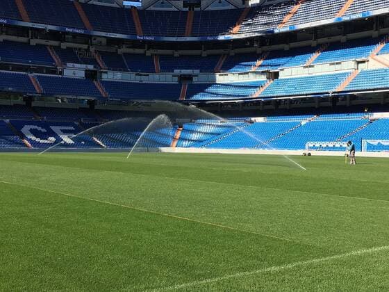 2.11.2016 Madrid, Spanien, Estadio Santiago Bernabeu Stadion Santiago Bernabeu ist das Heimstadion des FC Real Madrid Der Rasen auf dem Spielfeld wird gerade bewässert