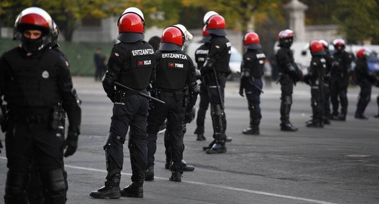 Illustration picture shows police before the start of the soccer game between Spanish Club Athletic Bilbao and Belgian team KRC Genk in Bilbao, Spain, Thursday 03 November 2016, the fourth game of the group stage of the Europa League competition in Group F. YORICKxJANSENS  x04971564x