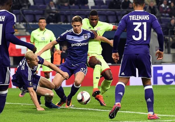 03.11.2016, xjhx, Fussball UEFA Europa League, RSC Anderlecht - FSV Mainz 05, emspor, v.l. Olivier Deschacht (RSC Anderlecht), Leander Dendoncker (RSC Anderlecht), Jhon Cordoba (FSV Mainz 05) Anderlecht