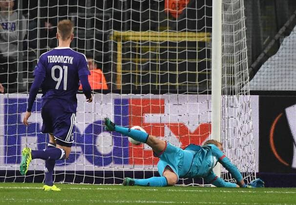 03.11.2016, xjhx, Fussball UEFA Europa League, RSC Anderlecht - FSV Mainz 05, emspor, v.l. Lukasz Teodorczyk (RSC Anderlecht), Jonas Loessl (FSV Mainz 05), Nicolae Stanciu (RSC Anderlecht) Goal scored, Tor zum 1:0 Anderlecht