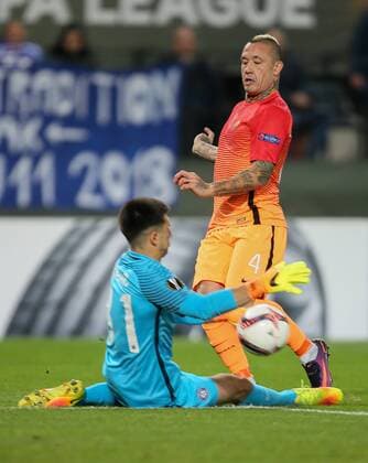 SOCCER - EL, A.Wien vs Roma VIENNA,AUSTRIA,03.NOV.16 - SOCCER - UEFA Europa League, group stage, FK Austria Wien vs AS Roma. Image shows Osman Hadzikic (A.Wien) and Radja Nainggolan (Roma). GEPAxpictures xMarioxKneisl