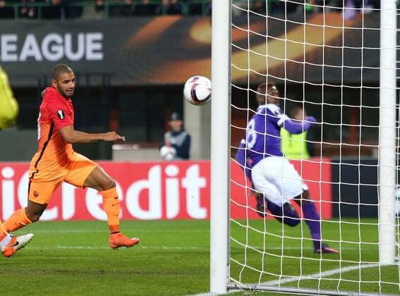 SOCCER - EL, A.Wien vs Roma VIENNA,AUSTRIA,03.NOV.16 - SOCCER - UEFA Europa League, group stage, FK Austria Wien vs AS Roma. Image shows Bruno Peres (Roma) and Olarenwaju Kayode (A.Wien).Keywords: goal. GEPAxpictures xChristianxOrt