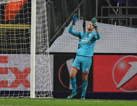 03.11.2016, xjhx, Fussball UEFA Europa League, RSC Anderlecht - FSV Mainz 05, emspor, v.l. enttaeuscht, enttaeuscht schauend, dissapointed Jonas Loessl (FSV Mainz 05), Nicolae Stanciu (RSC Anderlecht) Goal scored, Tor zum 1:0 Anderlecht