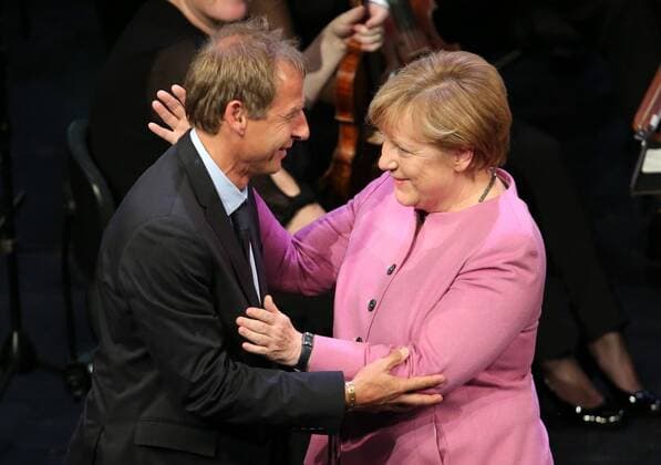 Bilder des Tages - SPORT Erfurt - 42. Ordentlicher Bundestag des DFB 03.11.16 , Erfurt, Theater, 42. Ordentlicher Bundestag des DFB Festakt und feierliche Eröffnung im Bild: Jürgen Klinsmann wird zum Ehrenspielführer ernannt, hier gratuliert Bundeskanzlerin Angela Merkel
