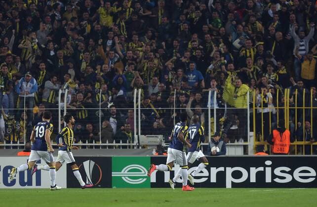Fenerbahce s Moussa Sow celebrates his goal with his teammates during a UEFA European League, group A soccer match, between Fenerbahce and Manchester United ManU at Fenerbahce Ulker Arena in Istanbul, 3rd of November, 2016.(  Copyright: TolgaxAdanalix-xDepoxPhotos 15552892